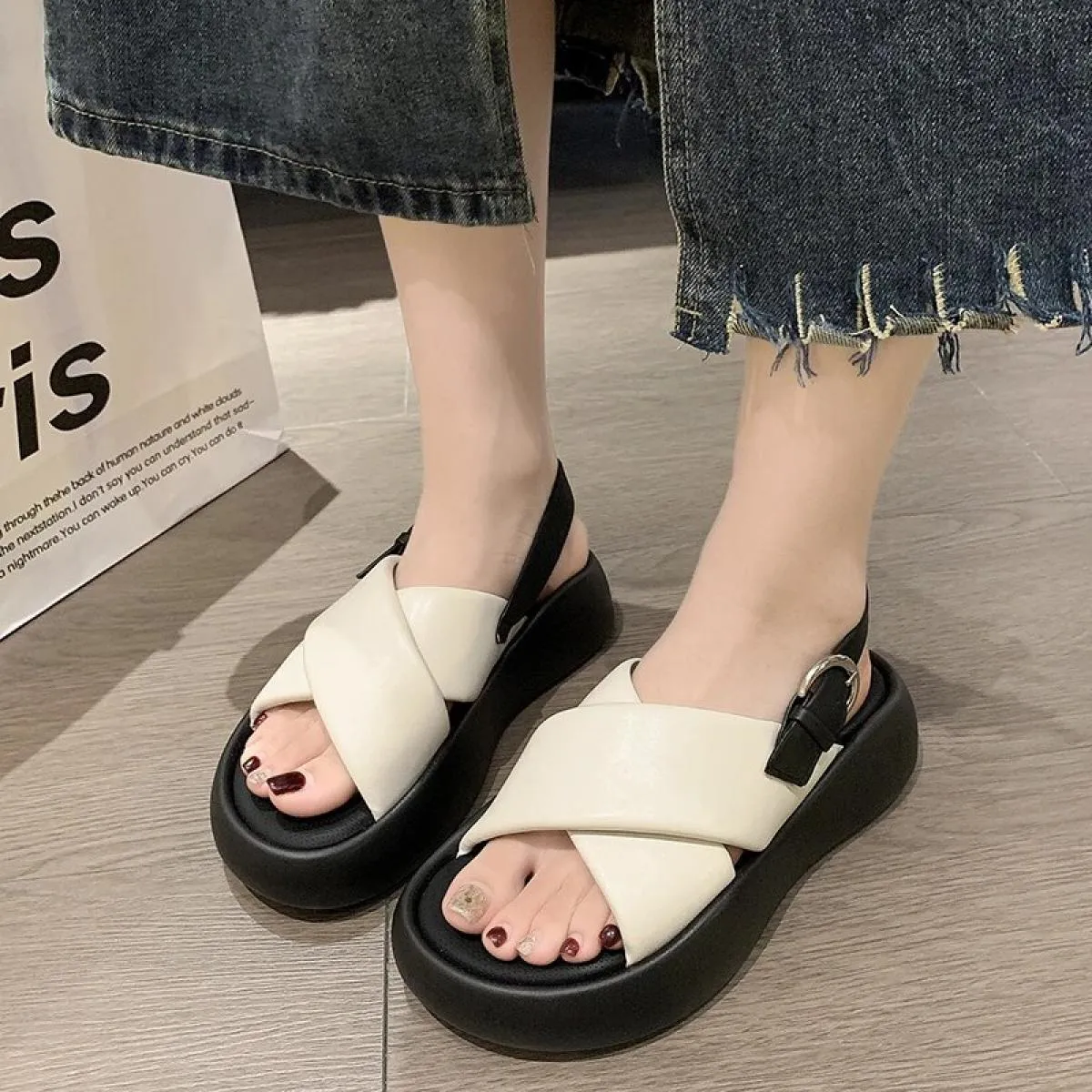 2023 Scarpe da donna di moda Cinturino con fibbia Sandali da donna Estate Concisa Sandali casual da donna Scarpe con fondo spess
