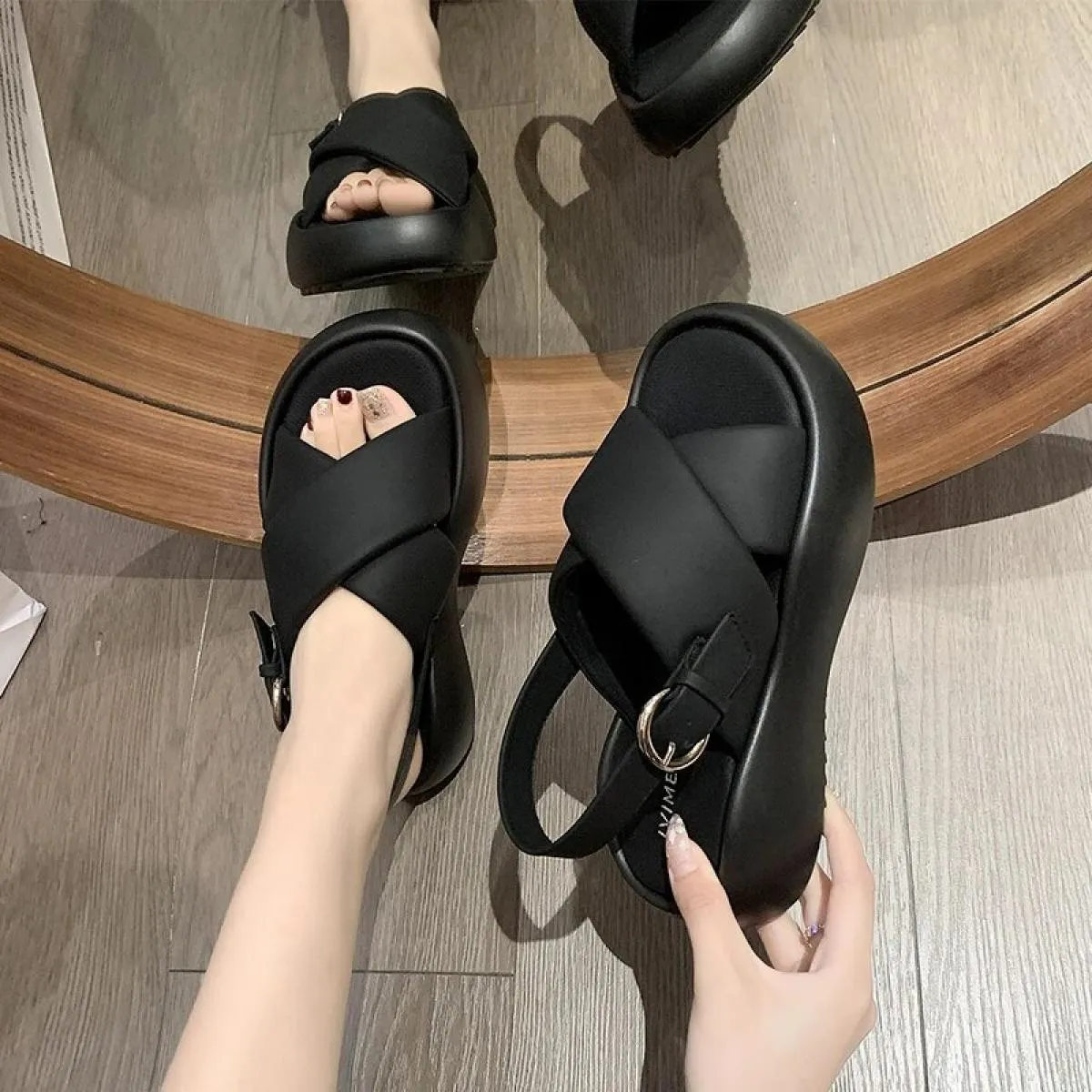 2023 Scarpe da donna di moda Cinturino con fibbia Sandali da donna Estate Concisa Sandali casual da donna Scarpe con fondo spess