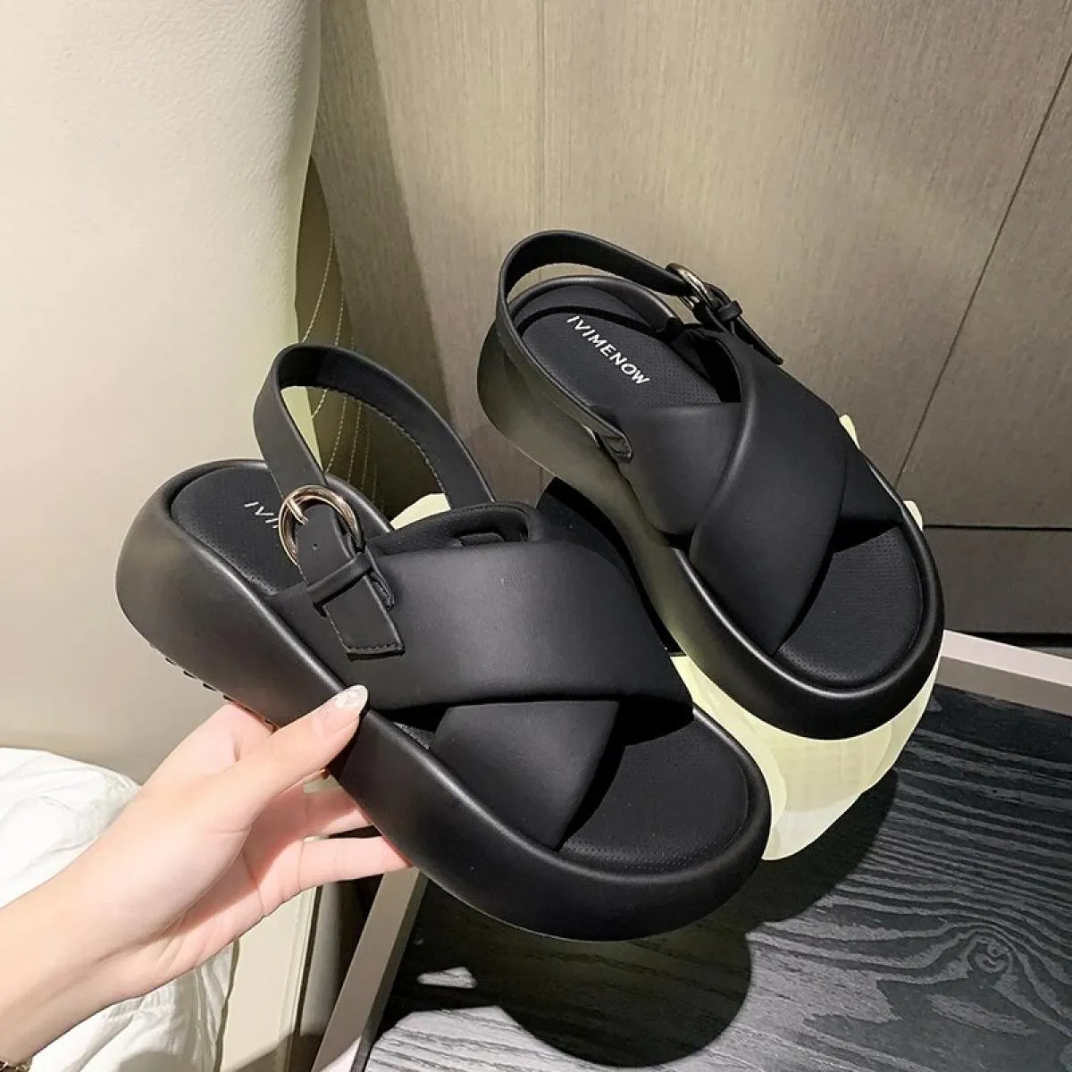 2023 Scarpe da donna di moda Cinturino con fibbia Sandali da donna Estate Concisa Sandali casual da donna Scarpe con fondo spess