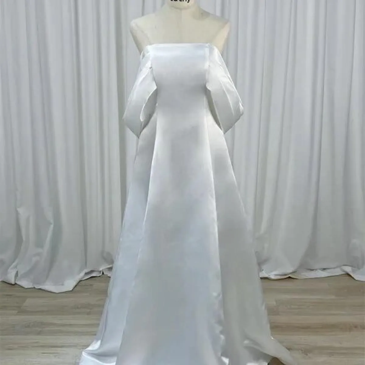 Abiti da sposa da sera in raso Abito da sera con spalla Abito da sera
