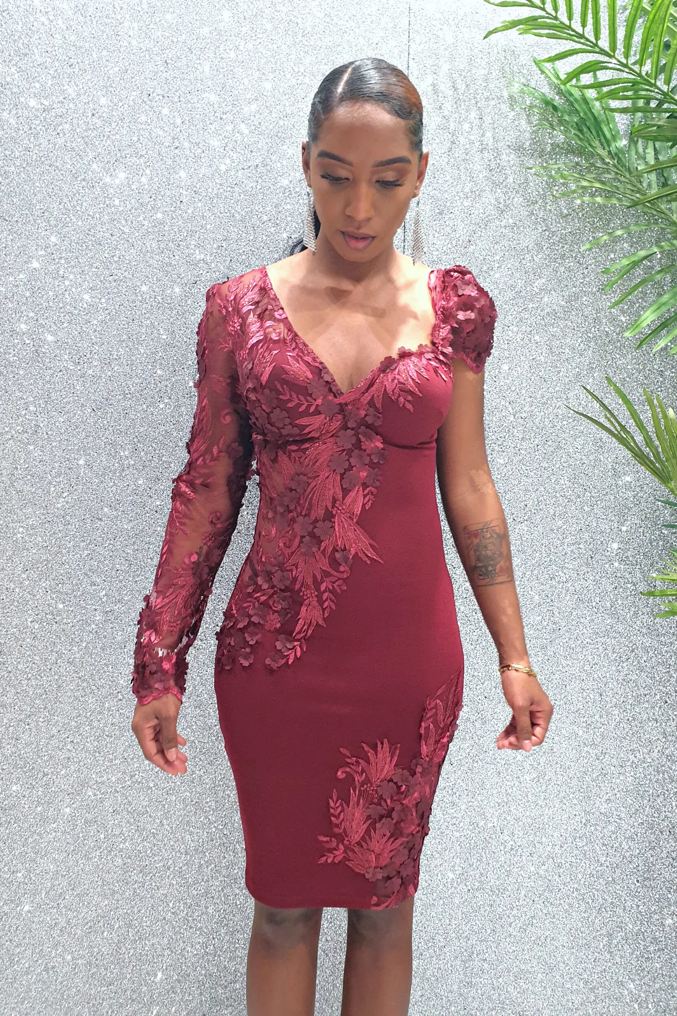 Abito corto a tubino mono manica bordo Chanttal con inserto in tulle ricamato a fiori 3D