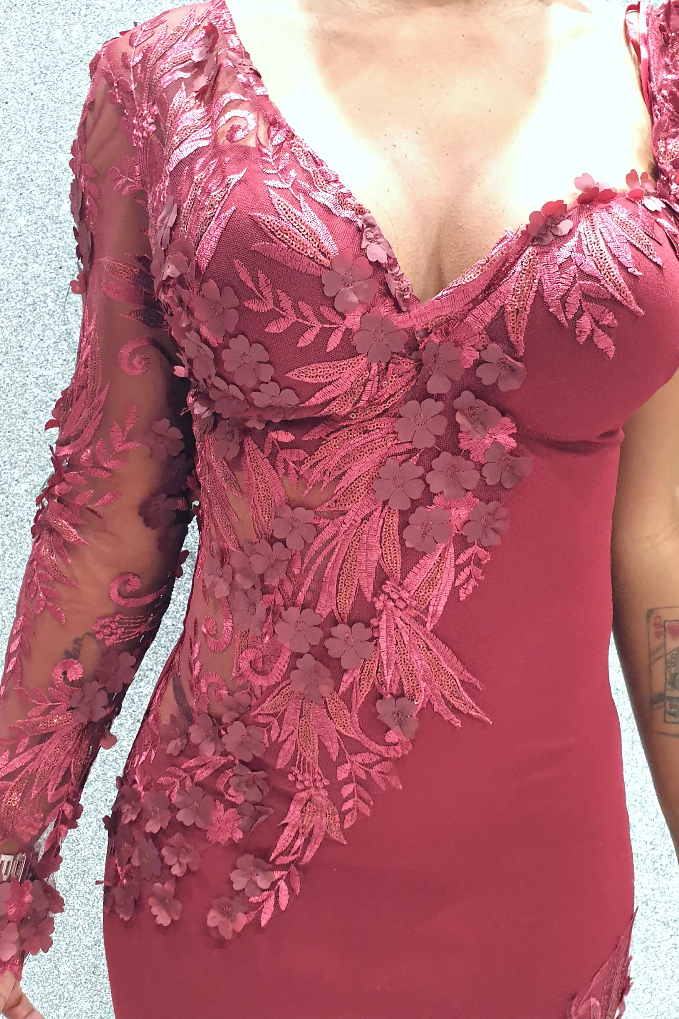 Abito corto a tubino mono manica bordo Chanttal con inserto in tulle ricamato a fiori 3D