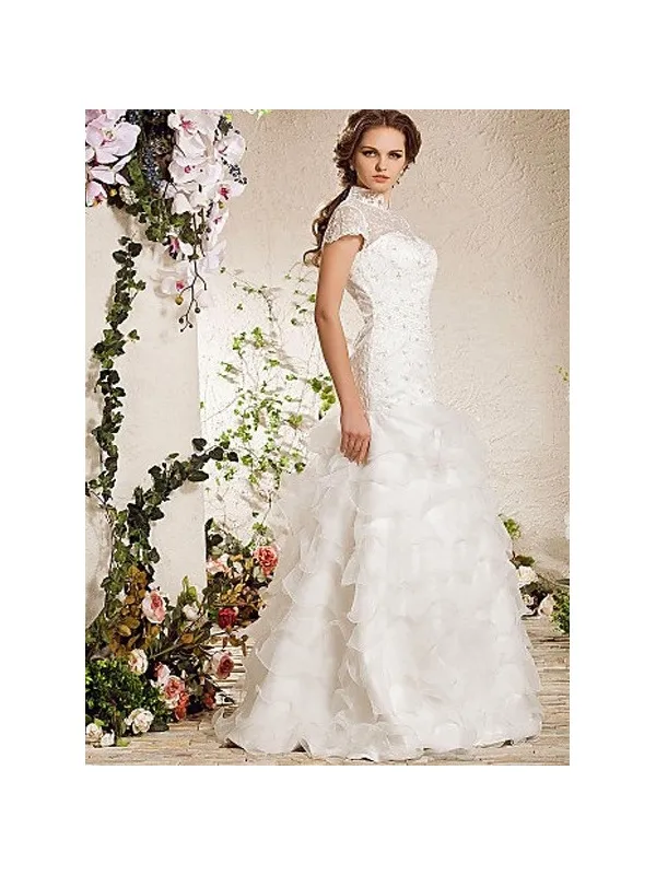 Abito da sposa con colletto coreano e gonna ampia a balze in organza