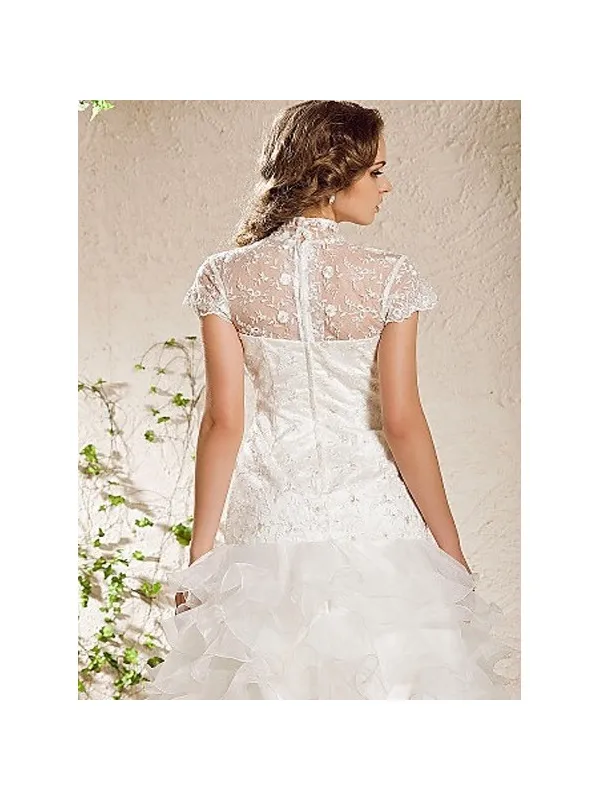 Abito da sposa con colletto coreano e gonna ampia a balze in organza