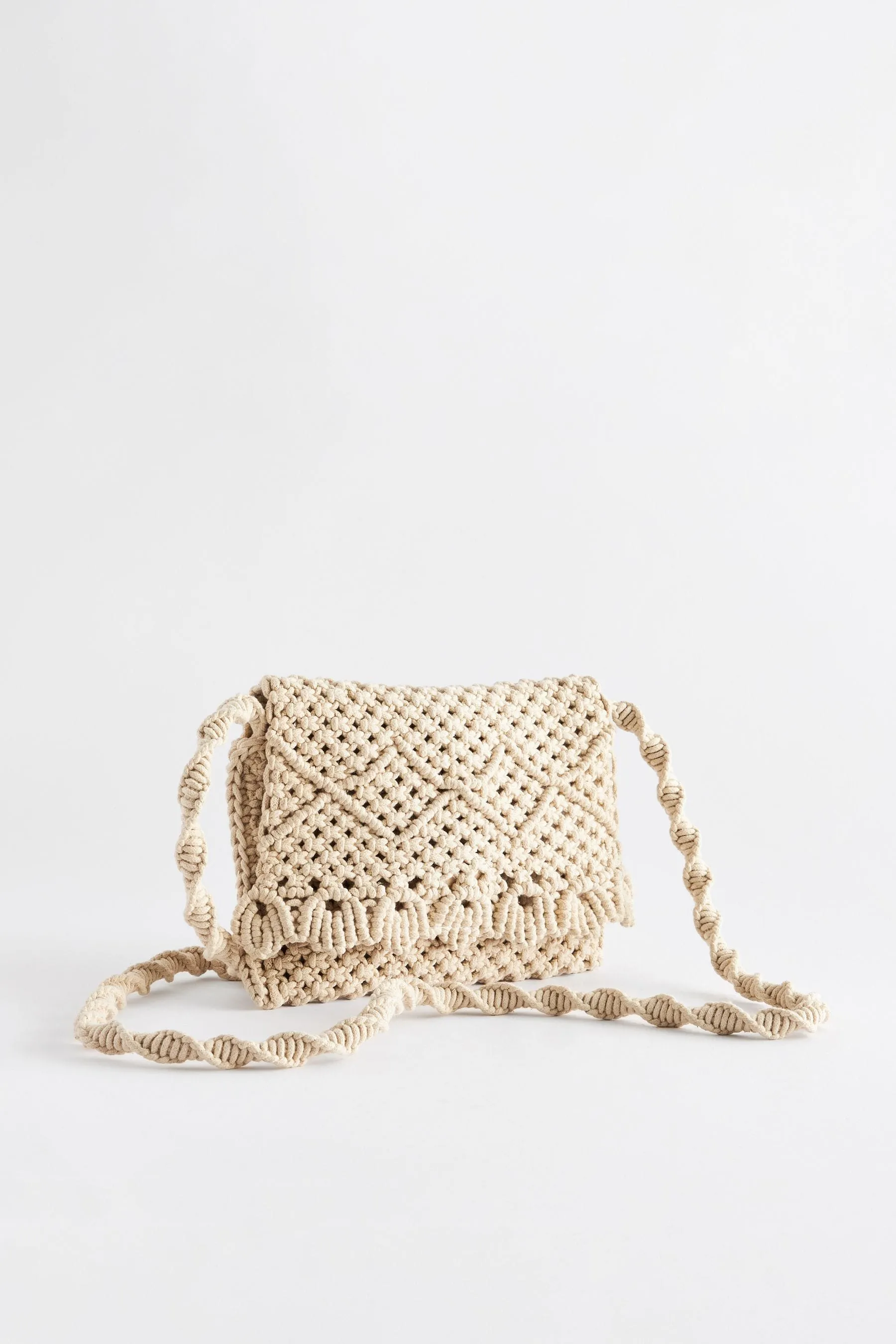Borsa a tracolla in macramé con dettagli all'uncinetto