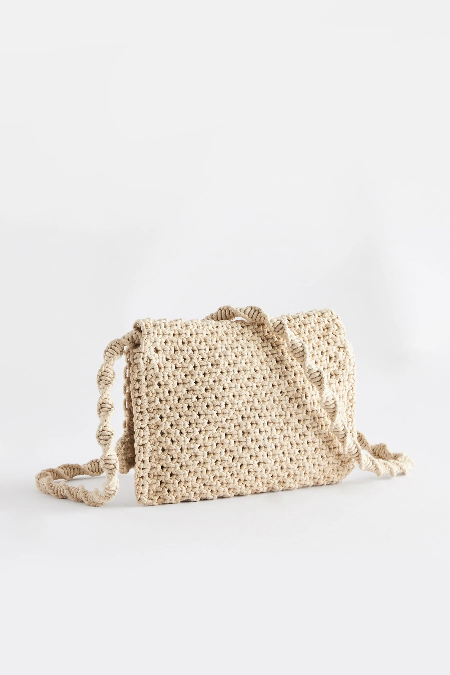 Borsa a tracolla in macramé con dettagli all'uncinetto