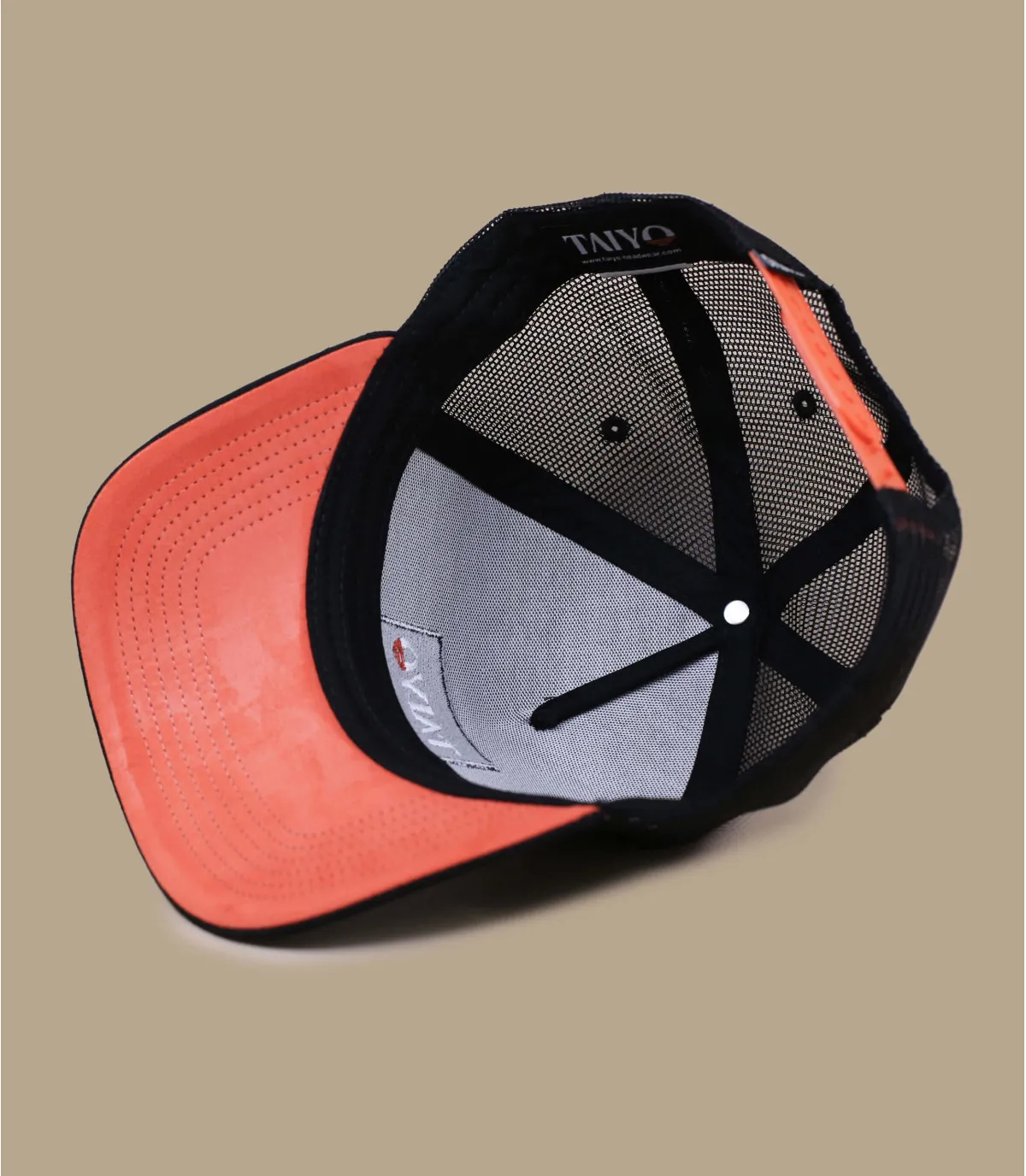 cappellino trucker nero ecoBadge Logo Trucker black     
