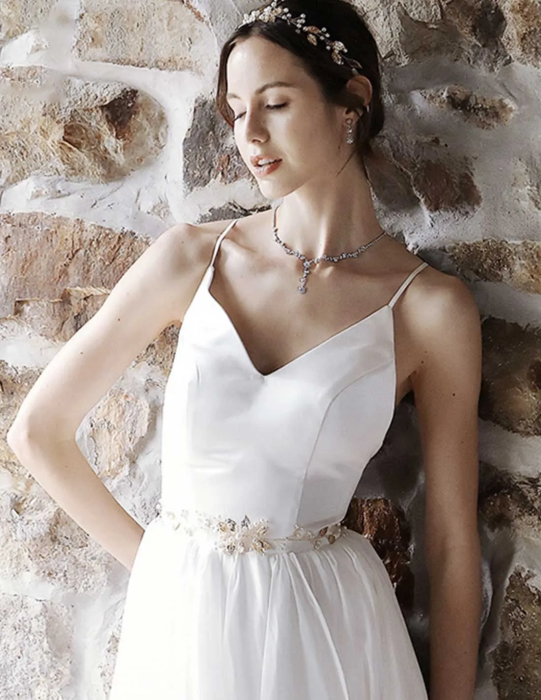 Cintura gioiello con fiori dorati e perle bianco seta