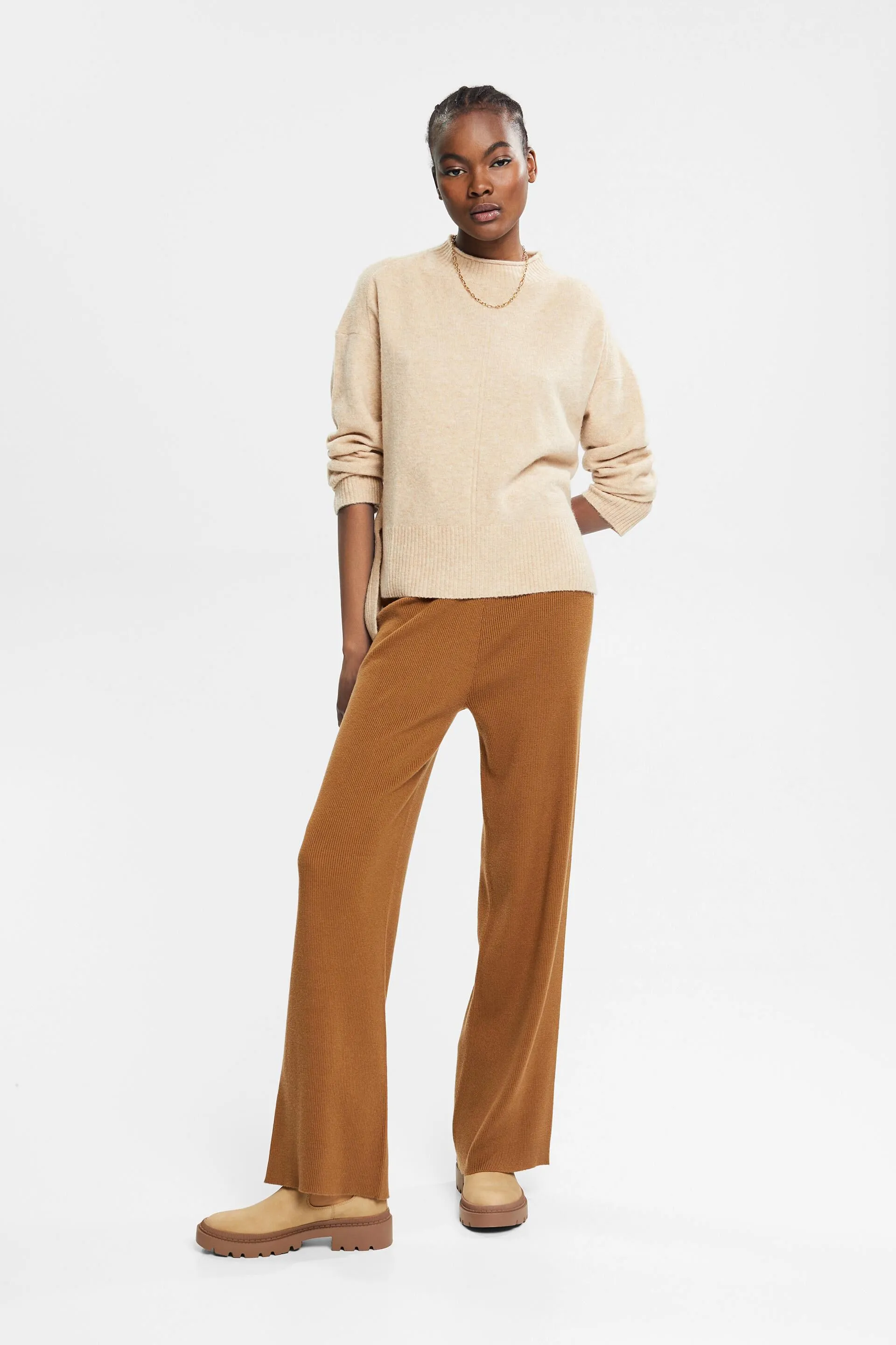 Con lana: pullover soffice con collo alto