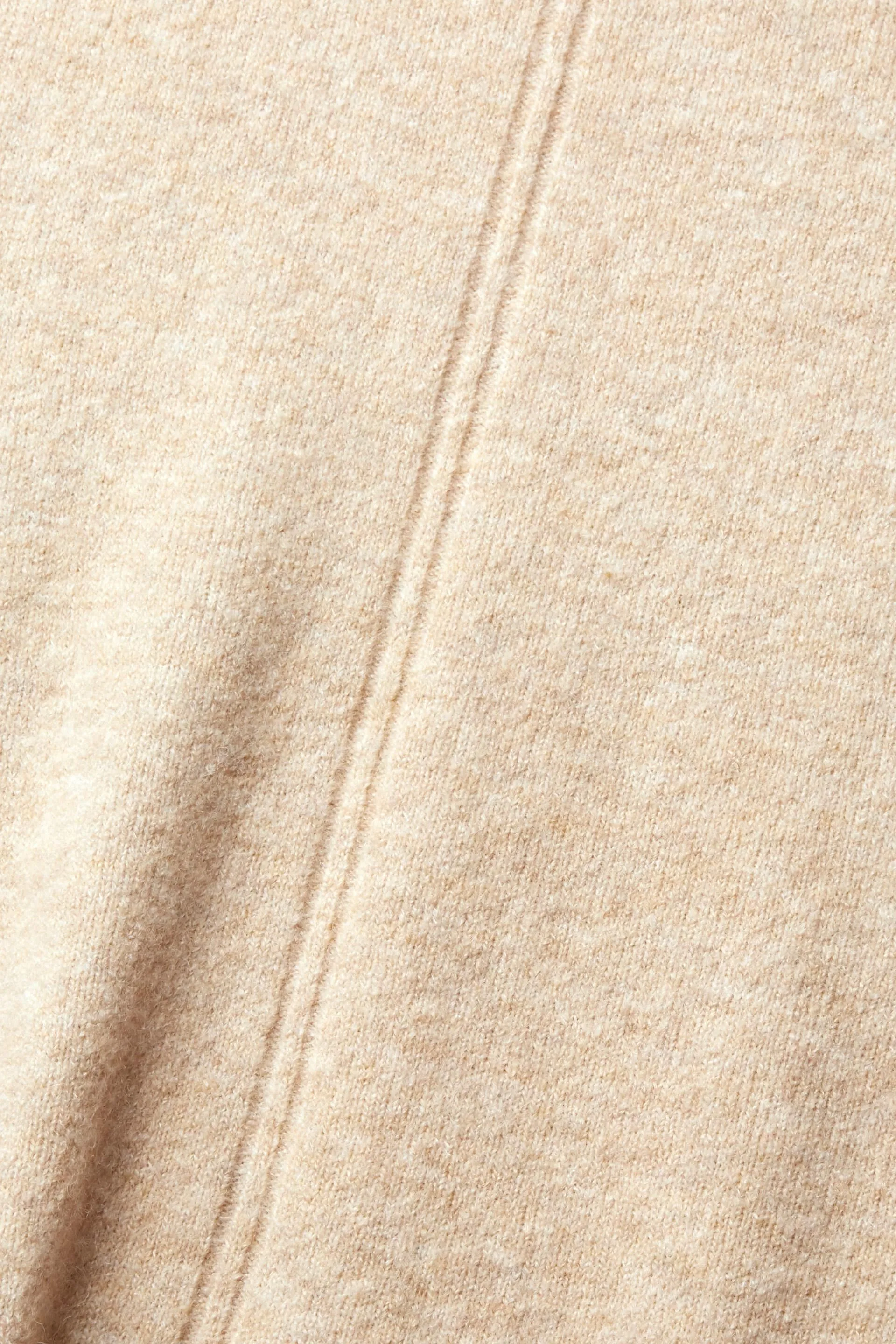 Con lana: pullover soffice con collo alto