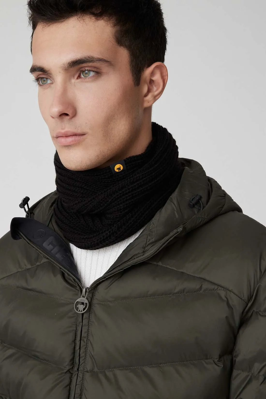 FLYNN – Sciarpa nera in maglia