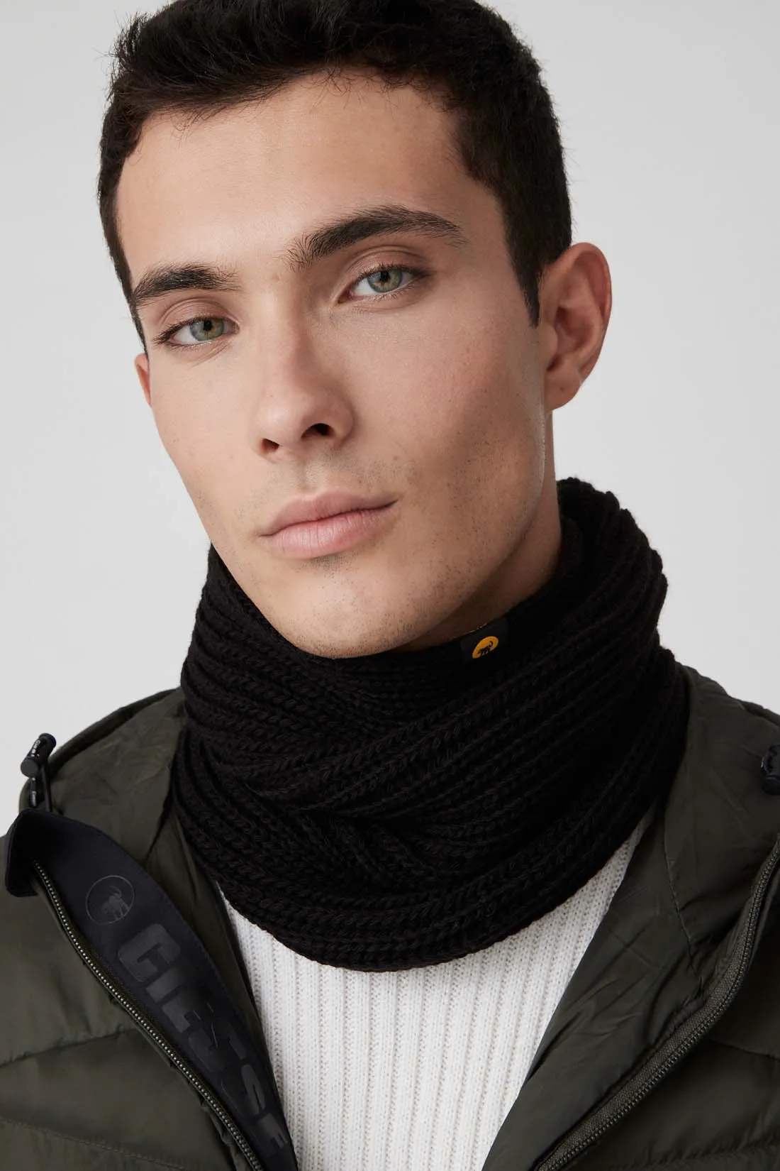FLYNN – Sciarpa nera in maglia