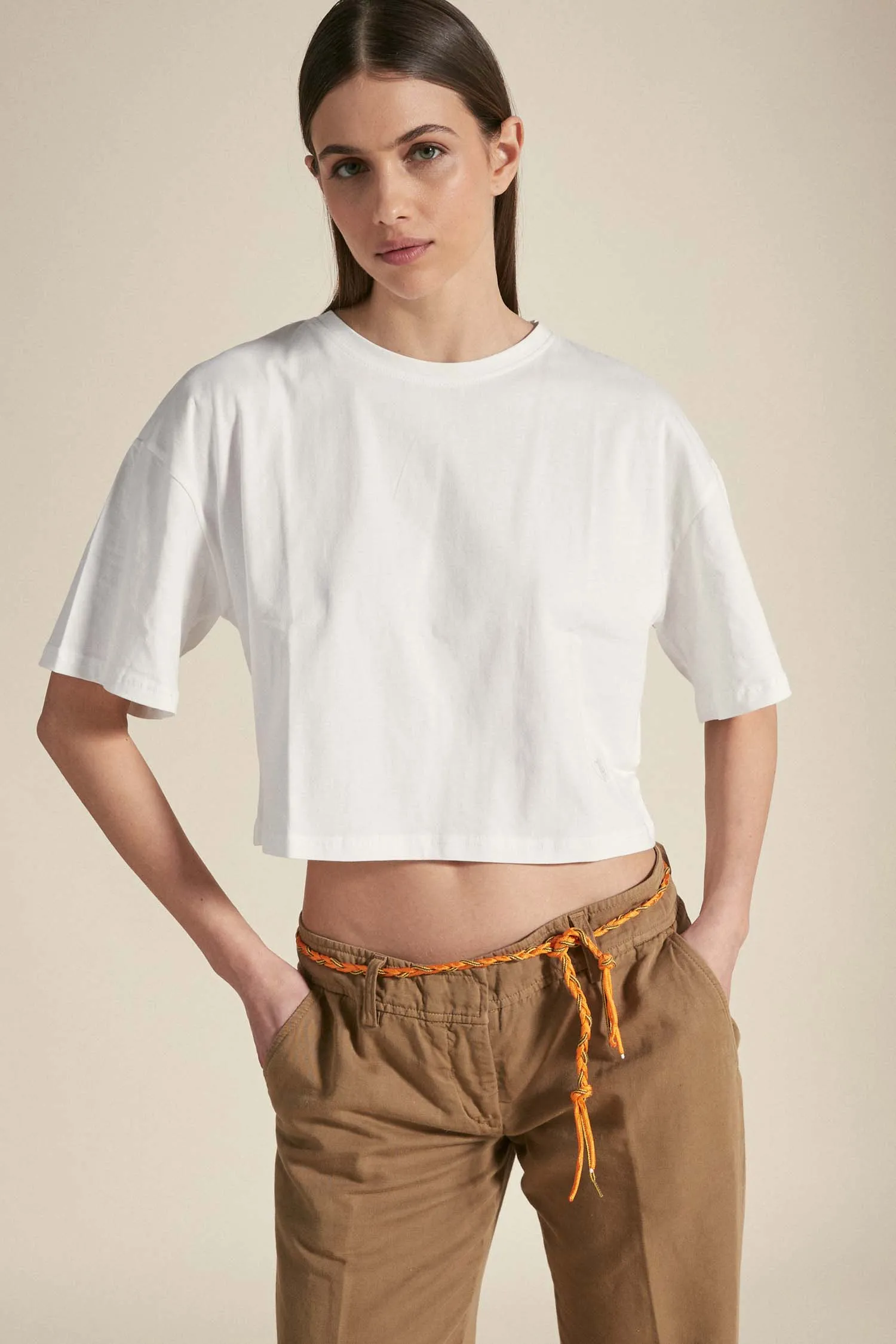 MIRAM –  Crop t-shirt bianca in cotone