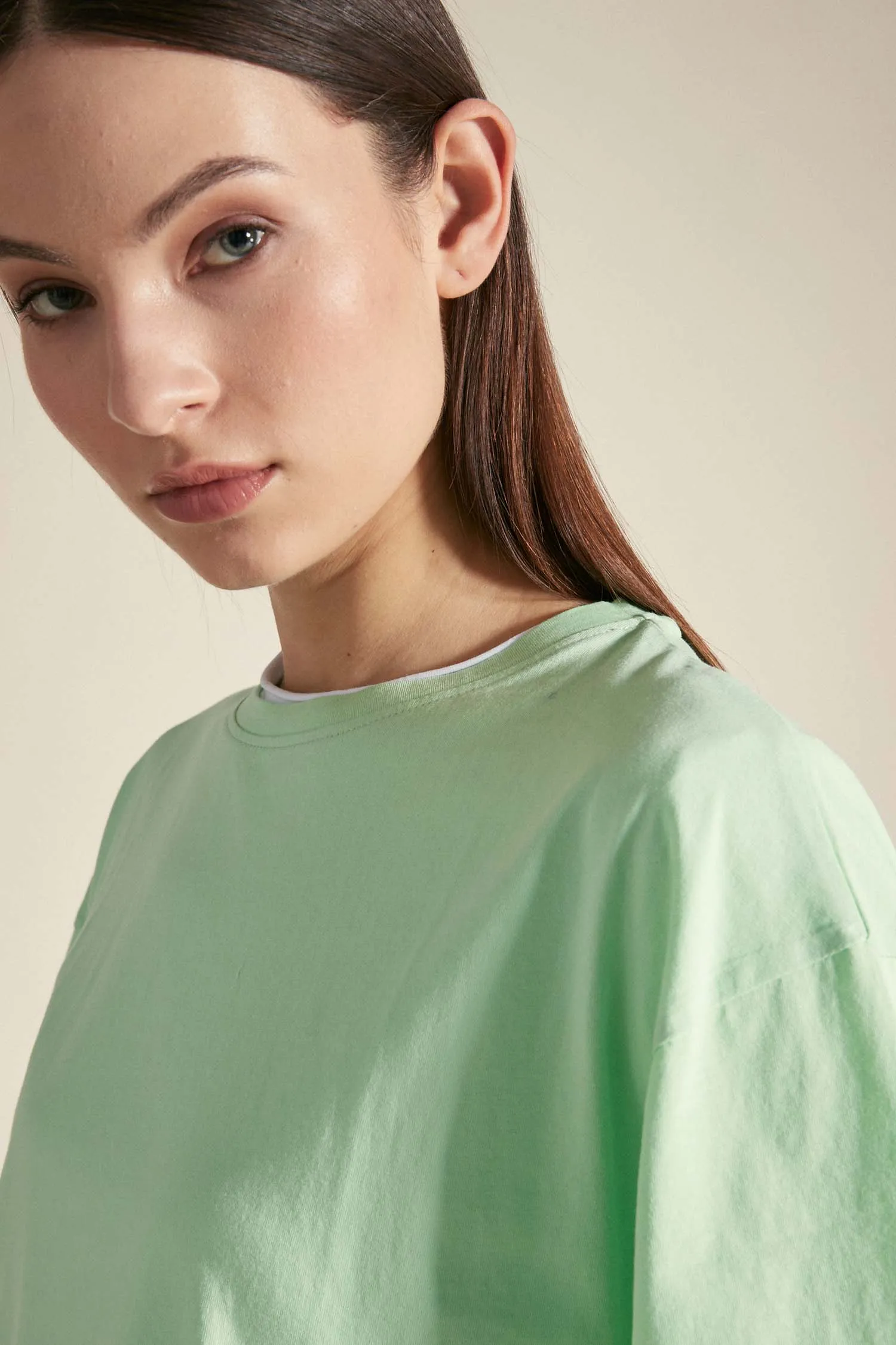 MIRAM –  Crop t-shirt verde pastello in cotone