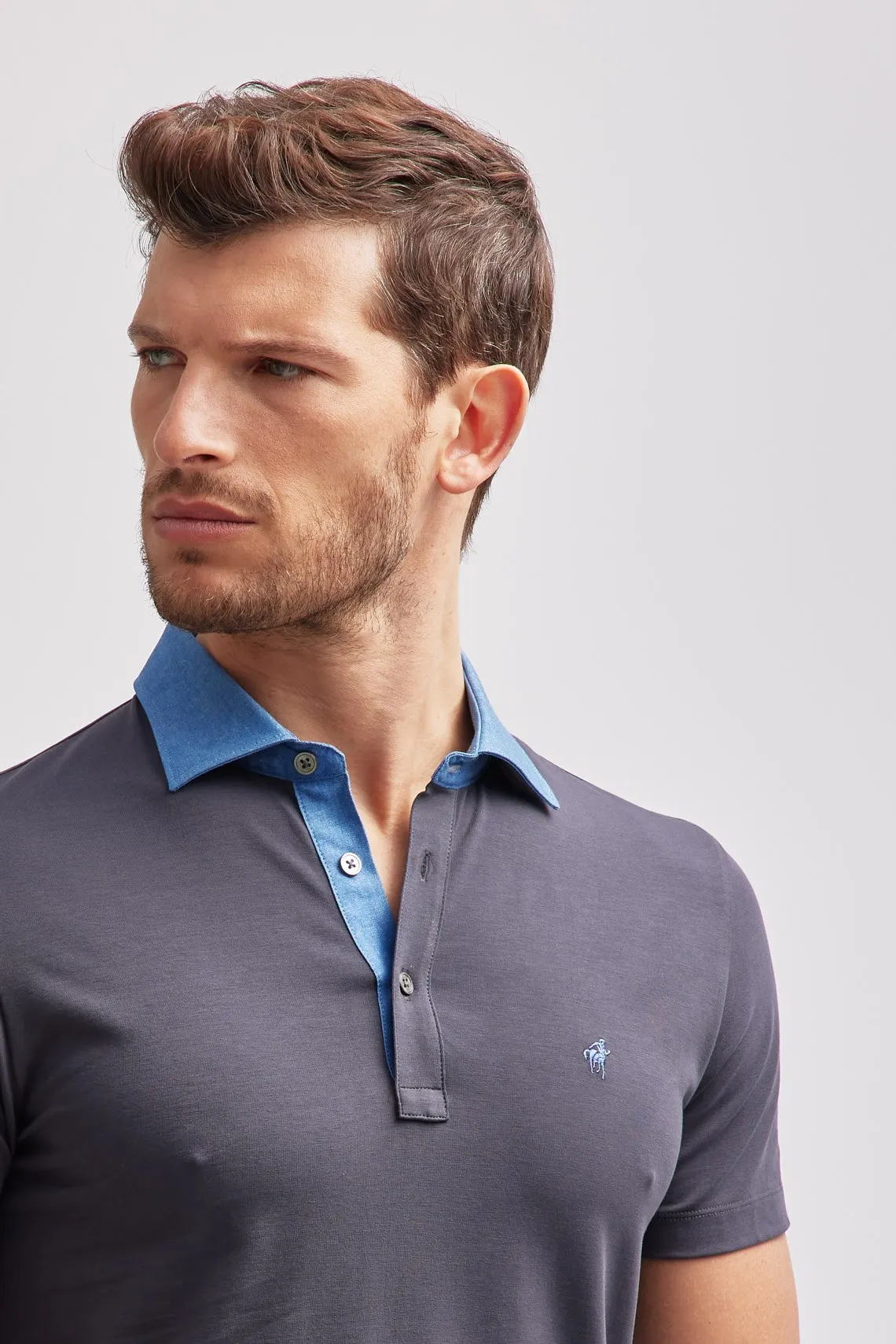 POLO CON COLLO CAMICIA IN CONTRASTO