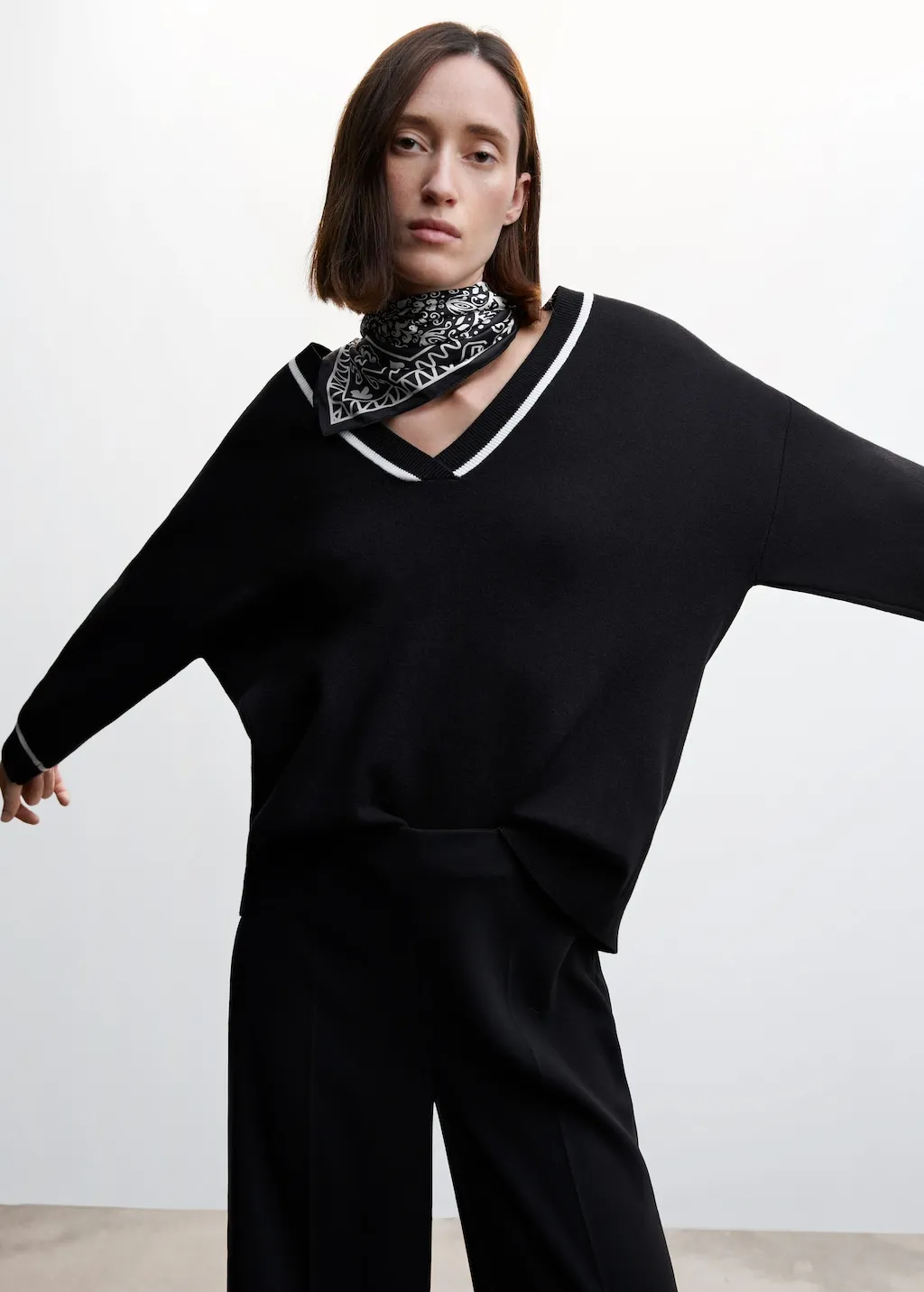 Pullover collo a V contrasto