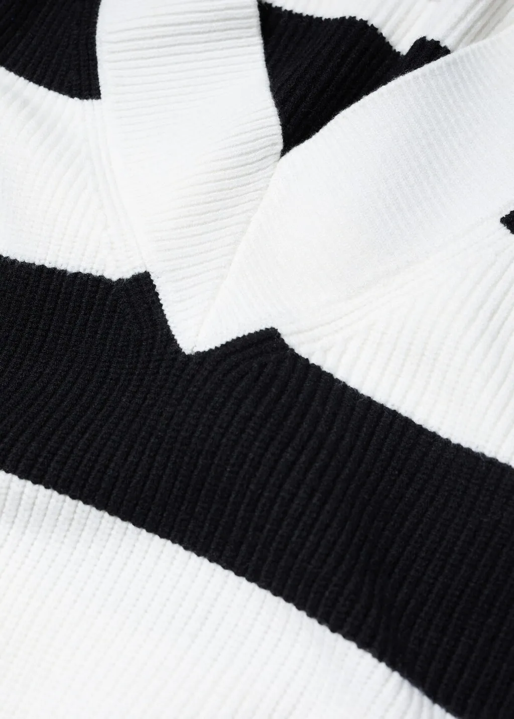 Pullover righe collo a V